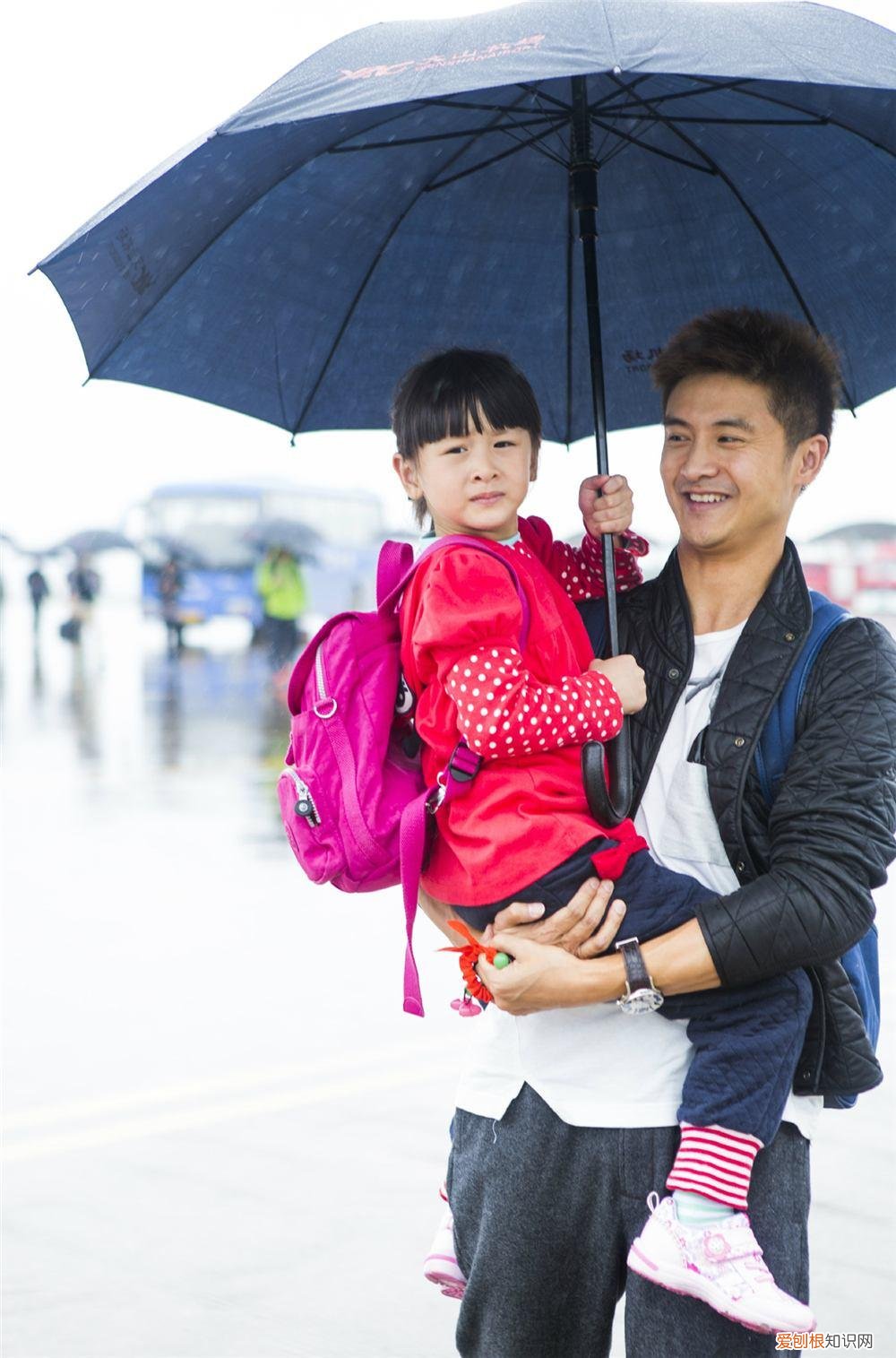 甜馨彻底长成李小璐翻版！祖孙三代同框，明星姥姥极简风最高级