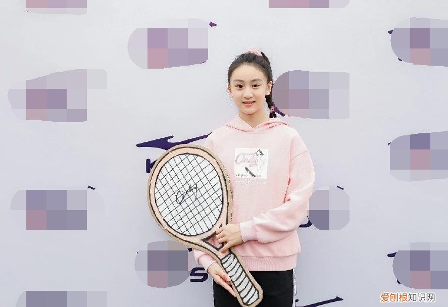 甜馨彻底长成李小璐翻版！祖孙三代同框，明星姥姥极简风最高级