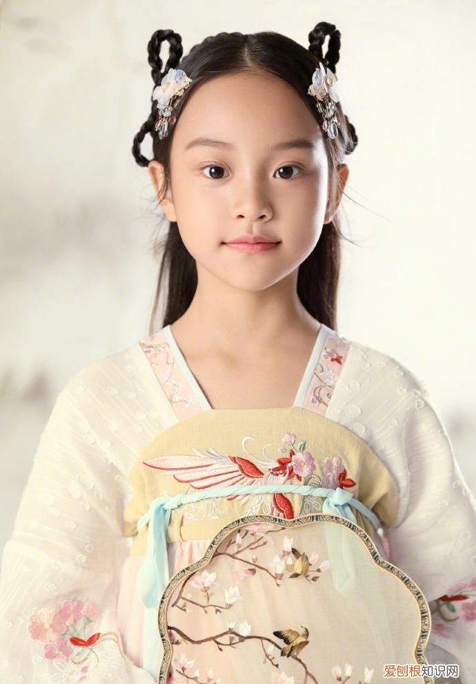 甜馨彻底长成李小璐翻版！祖孙三代同框，明星姥姥极简风最高级