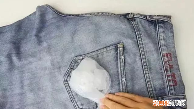 孩子玩的起泡胶弄衣服上怎么办