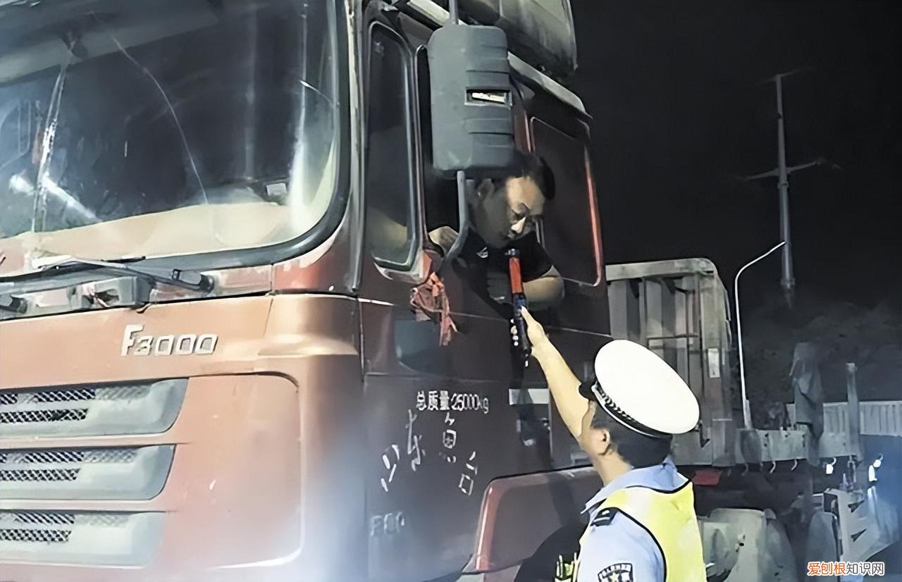 安徽夫妻24小时生活在卡车上，只敢在晚上出门，载的货比命还重要