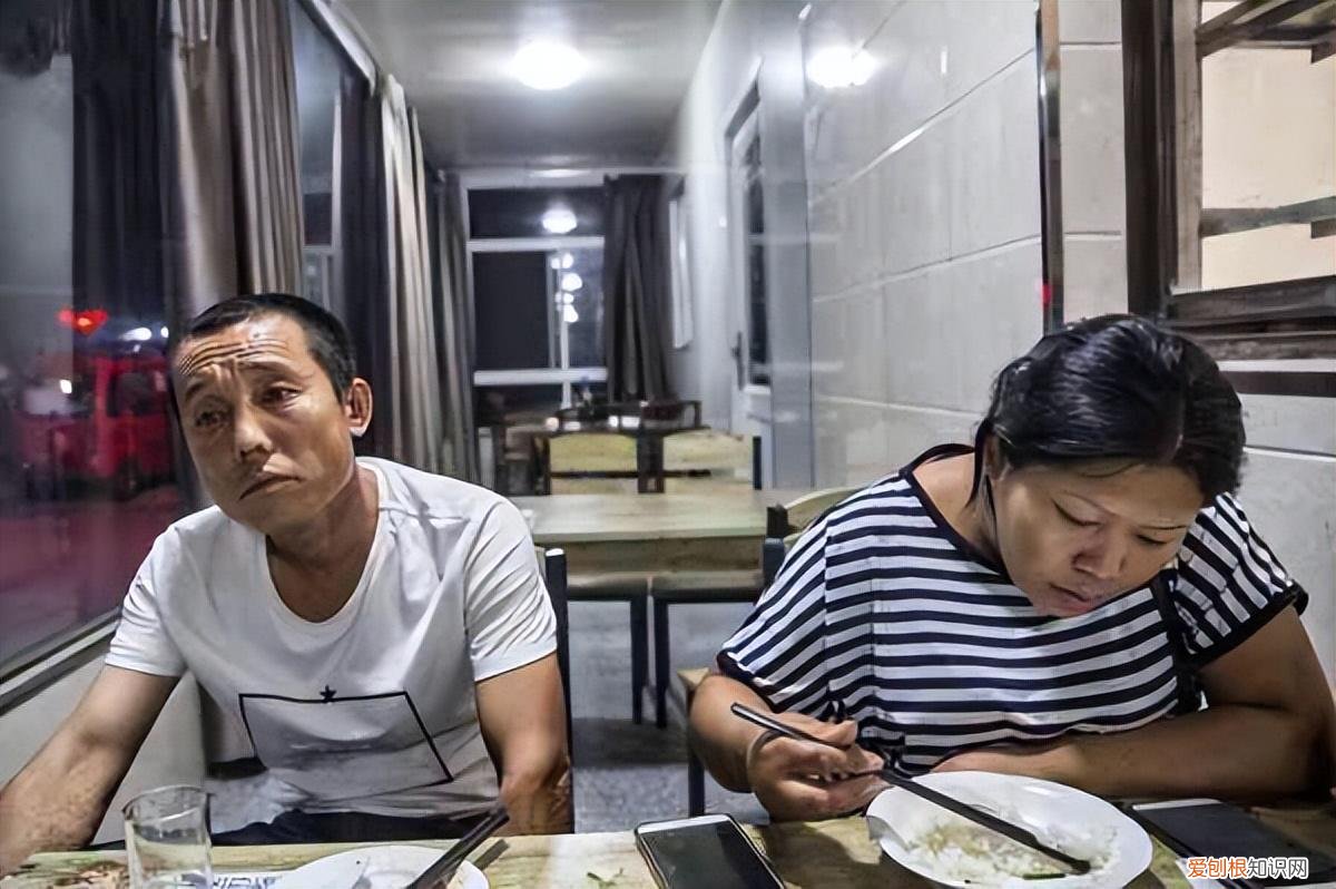 安徽夫妻24小时生活在卡车上,只敢在晚上出门,载的货比命还重要