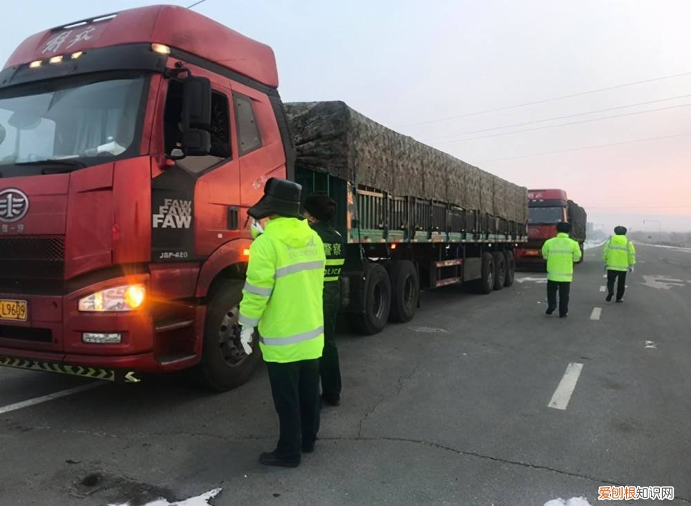 安徽夫妻24小时生活在卡车上，只敢在晚上出门，载的货比命还重要