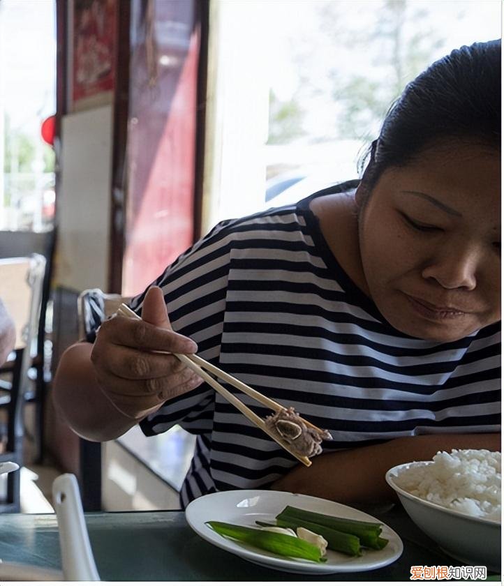 安徽夫妻24小时生活在卡车上,只敢在晚上出门,载的货比命还重要