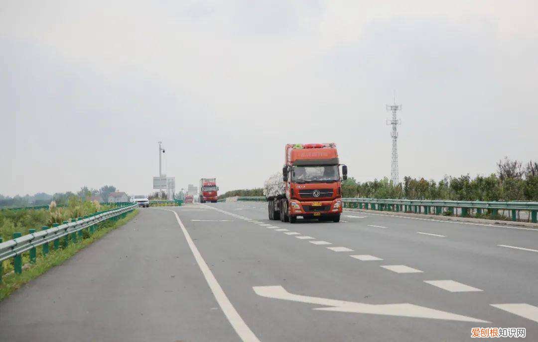 安徽夫妻24小时生活在卡车上，只敢在晚上出门，载的货比命还重要