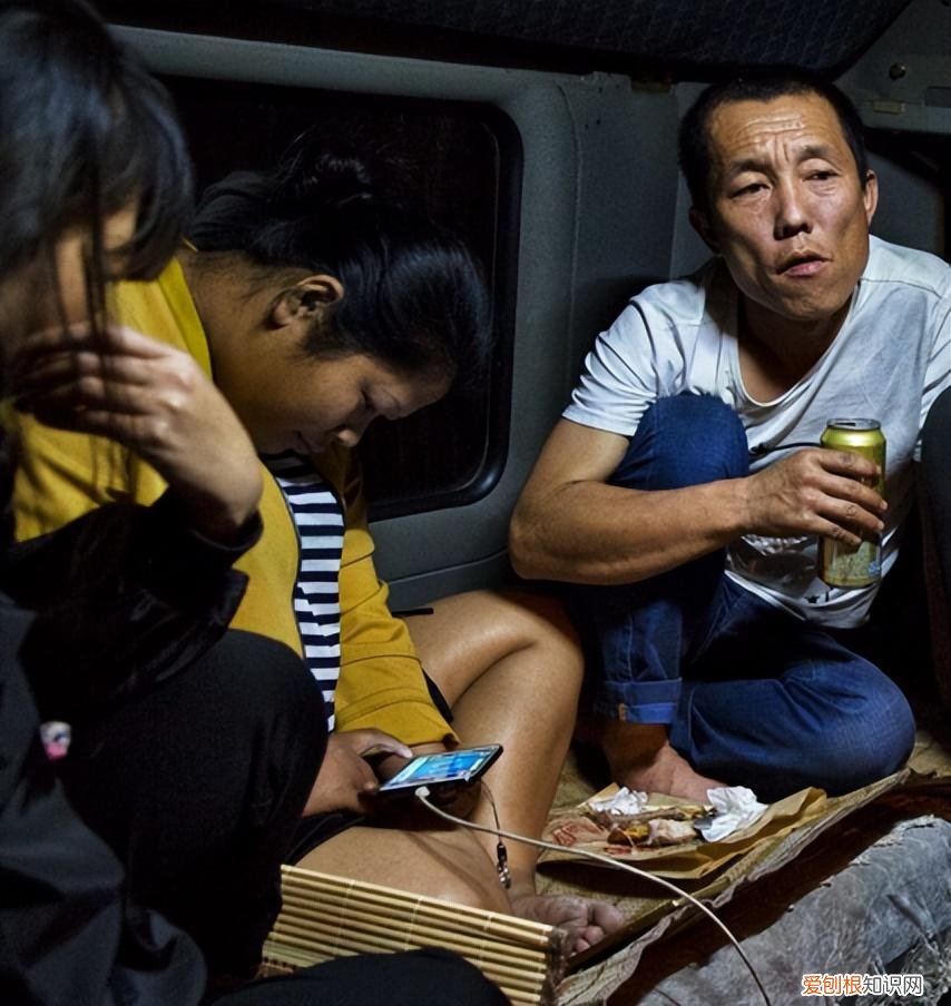 安徽夫妻24小时生活在卡车上，只敢在晚上出门，载的货比命还重要