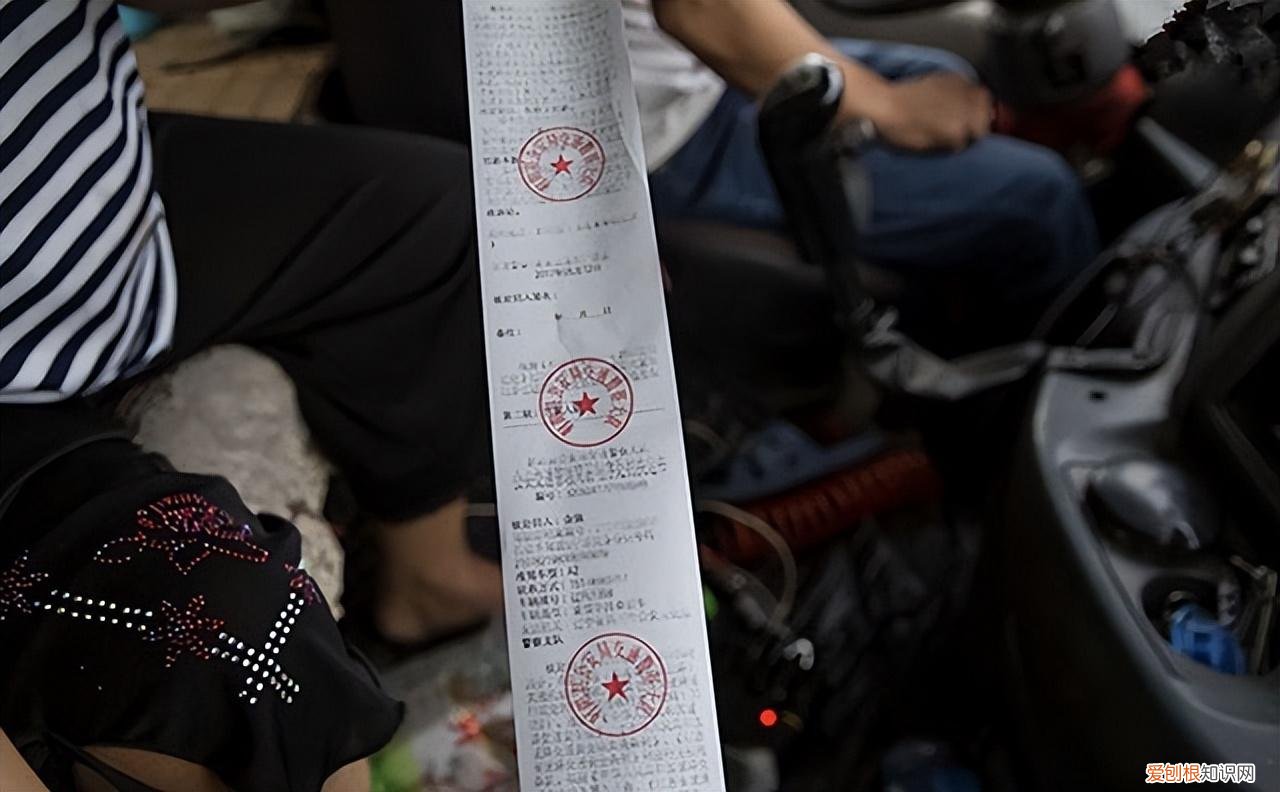 安徽夫妻24小时生活在卡车上，只敢在晚上出门，载的货比命还重要