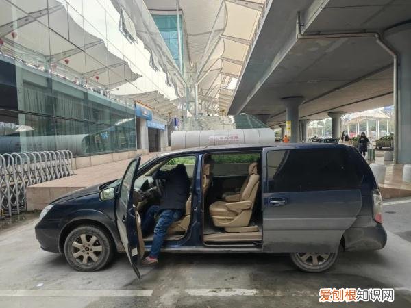 重庆加油站把汽油柴油搞混，上百台车集体报废，加油站：赔偿800