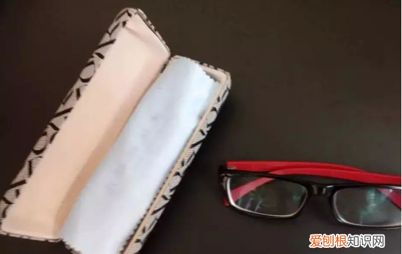 眼镜怎么放在盒里，速腾眼镜盒怎么放眼镜