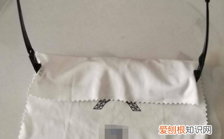 眼镜怎么放在盒里，速腾眼镜盒怎么放眼镜