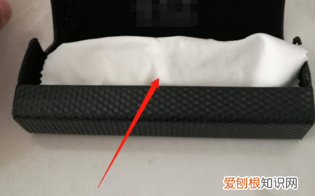 眼镜怎么放在盒里，速腾眼镜盒怎么放眼镜