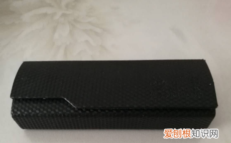 眼镜怎么放在盒里，速腾眼镜盒怎么放眼镜