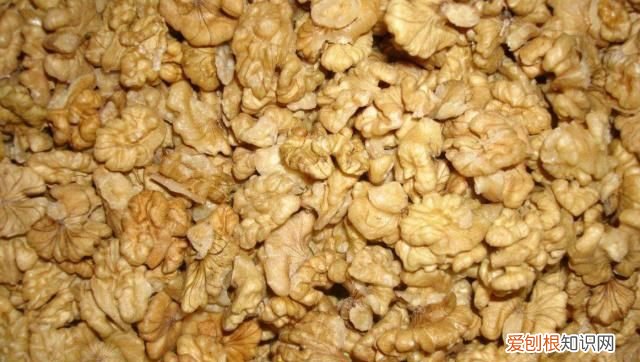 核桃奶可以浇花,坏的核桃仁可以养花 坏的核桃仁能养花