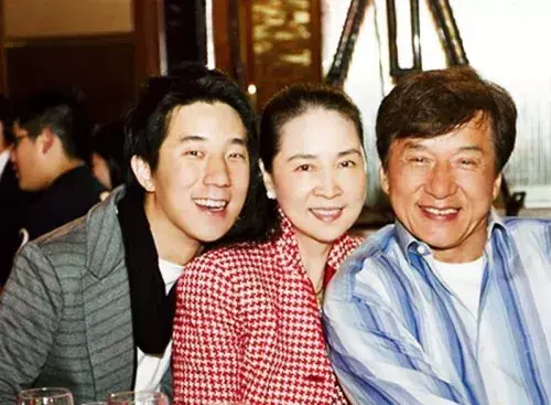 同是成龙亲骨肉，把房祖名和吴卓林一比，差距就出来了