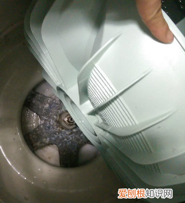 洗衣机底座怎么拆，洗衣机底盘怎么拿出来清洗