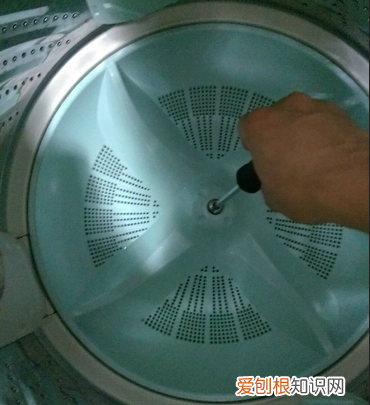 洗衣机底座怎么拆，洗衣机底盘怎么拿出来清洗