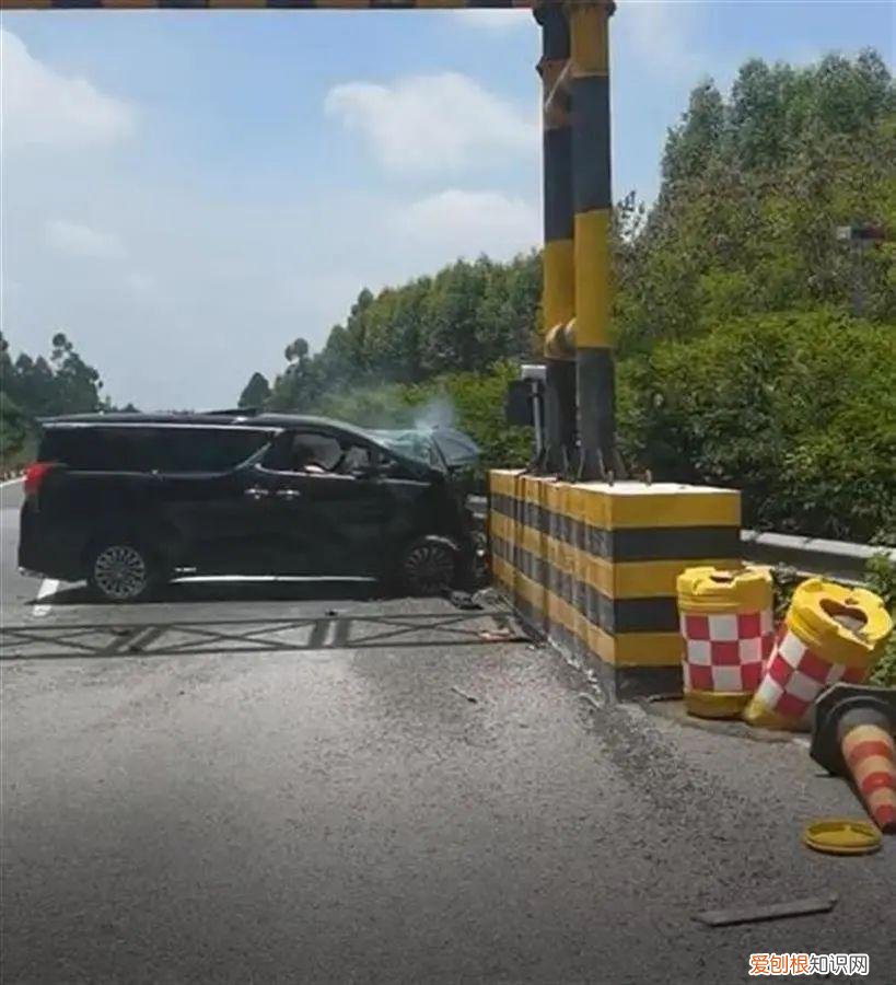 价值百万的雷克萨斯发生车祸，车门锁死全车焚毁！路人撬开门救人，警方最新通报：1死2伤