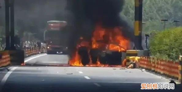 价值百万的雷克萨斯发生车祸，车门锁死全车焚毁！路人撬开门救人，警方最新通报：1死2伤
