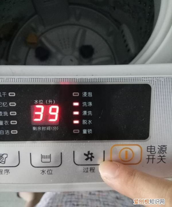 如何使用自动洗衣机脱水，全自动洗衣机如何脱水甩干