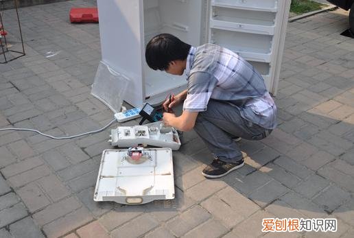 冰箱里的风扇怎么卸