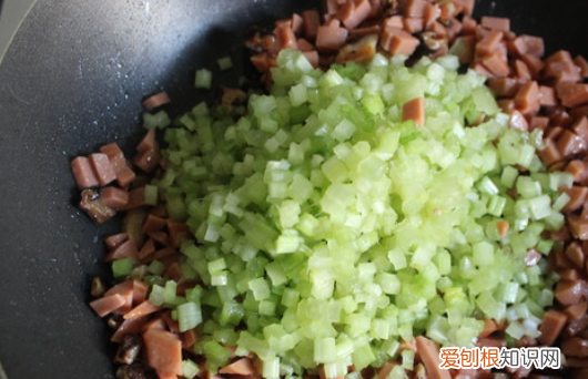 芹菜叶水饺的做法，芹菜大辣椒猪肉馅饺子的做法