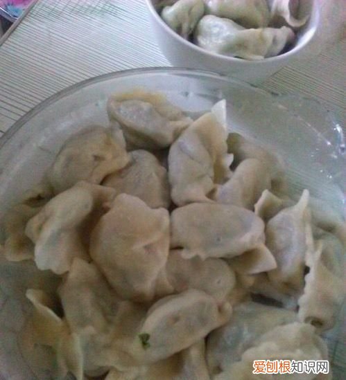 芹菜叶水饺的做法，芹菜大辣椒猪肉馅饺子的做法