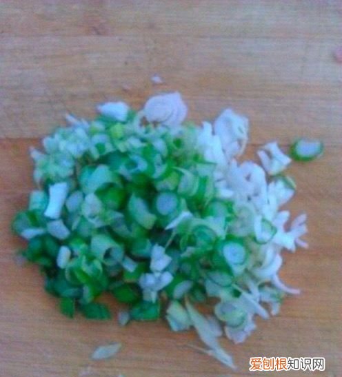 芹菜叶水饺的做法，芹菜大辣椒猪肉馅饺子的做法