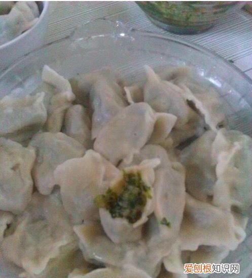 芹菜叶水饺的做法，芹菜大辣椒猪肉馅饺子的做法