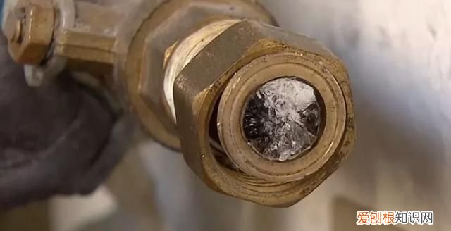 水管冻住了用开水浇可以吗