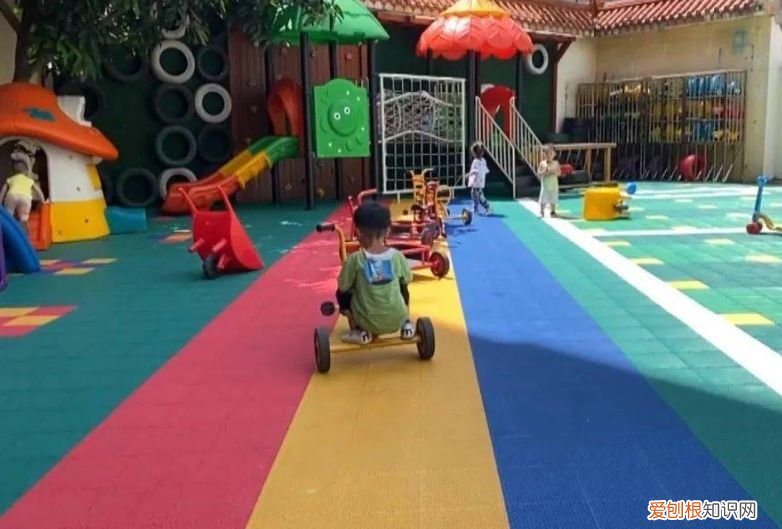 南宁5岁男孩被父母滞留在幼儿园,父亲说不是他的孩子