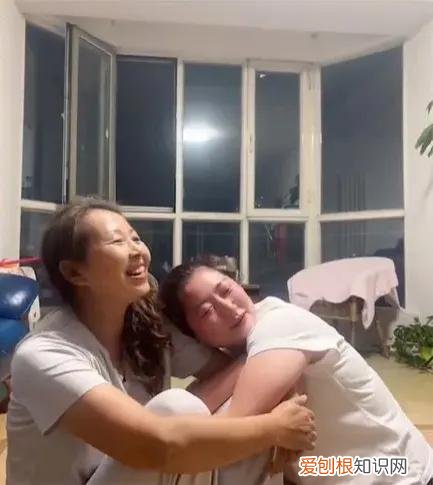 女子喝醉后冲婆婆磕头一番话让人泪目,网友：深有感触