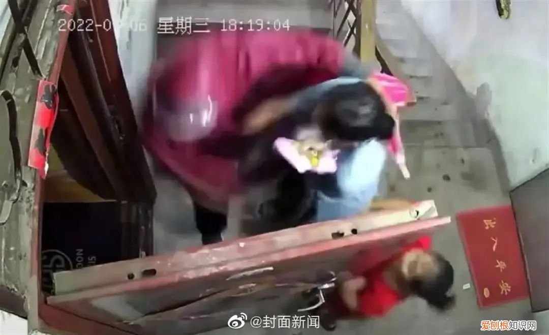 母女被雨衣男拖进屋内,网传母女被雨衣男强行拖进房内