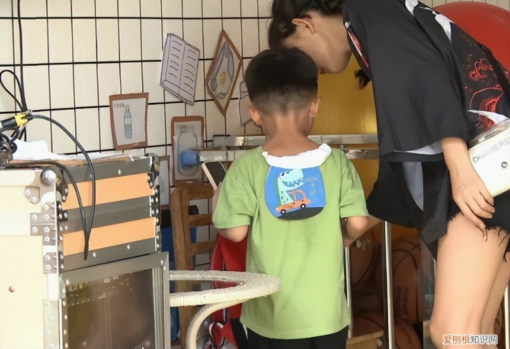 男孩被遗弃幼儿园多日母亲答应来接,背后真相令人惊愕