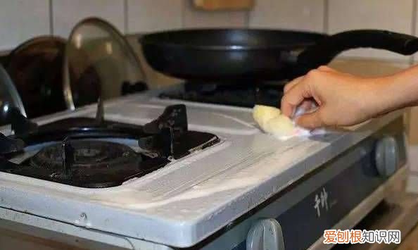 擦灶台用什么东西清理污垢 擦灶台用什么东西好
