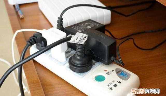 插座冒火花还有滋滋的声音怎么修