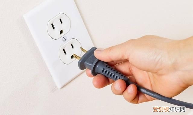 插座冒火花还有滋滋的声音怎么修