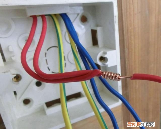 插座冒火花还有滋滋的声音怎么修