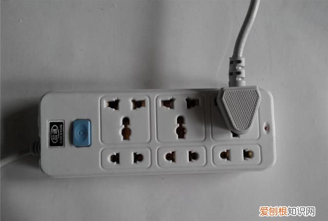 插座冒火花还有滋滋的声音怎么修