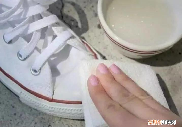 白色的鞋子用什么清洗更白
