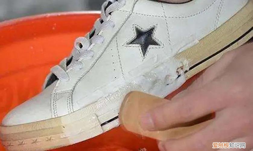 白色的鞋子用什么清洗更白