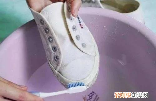 白色的鞋子用什么清洗更白