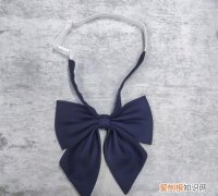 jk蝴蝶领结怎么扣到衣服上 jk蝴蝶领结扣到衣服上的方法