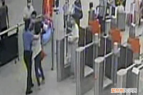 夫妻高铁乘车迟到竟强行冲闸,夫妻高铁误点冲闸被罚200元