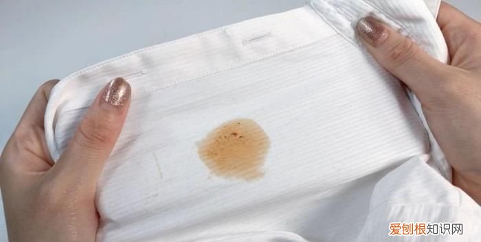 衣物上的油渍如何才能洗干净，在衣服上顽固的油渍怎么清洗干净