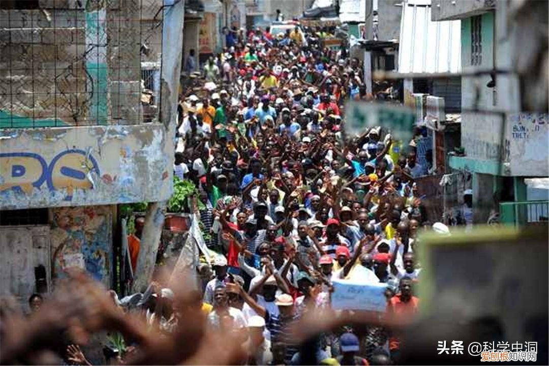 穷到吃土！海地海鲜资源丰富当地人却以吃“泥饼”为主，这是为什么 海地穷到什么程度