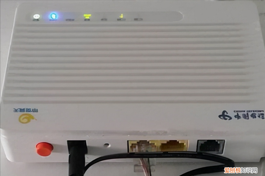 天翼网关路由器上的光信号闪红灯是怎么回事。一直上不了网 天翼网关光信号闪红灯