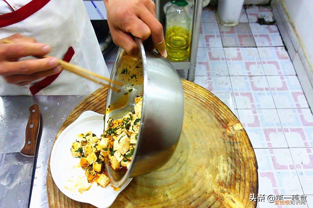 春暖花开，正是食用香椿的大好时光，请问香椿有哪些食用方法呢 香椿怎么做好吃