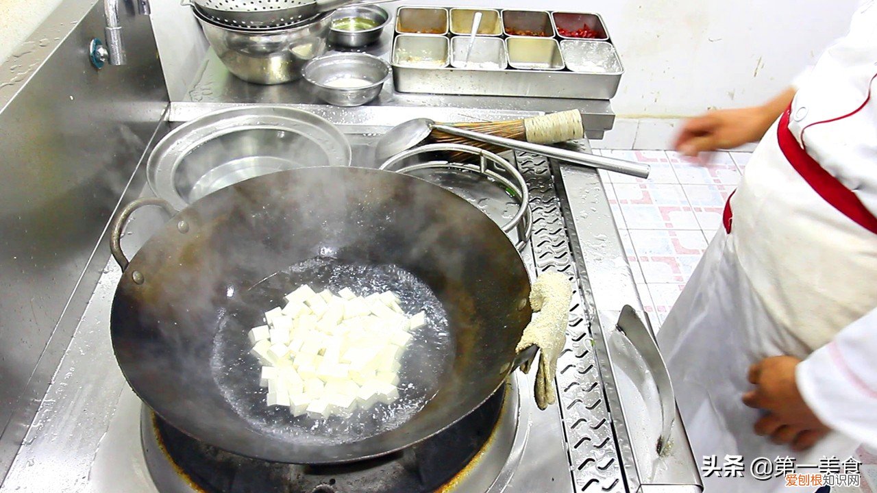 春暖花开，正是食用香椿的大好时光，请问香椿有哪些食用方法呢 香椿怎么做好吃