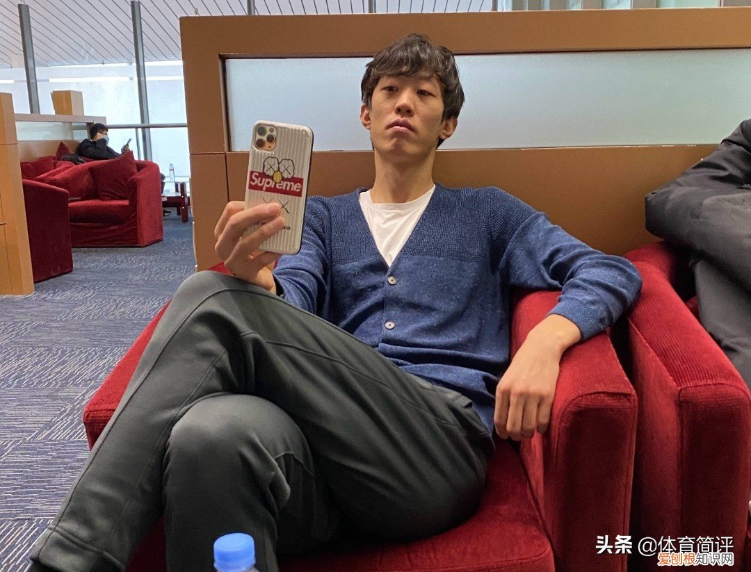 张国伟为什么被退队(宣布复出的张国伟，为何不重返国家队，反而要自己花钱聘请团