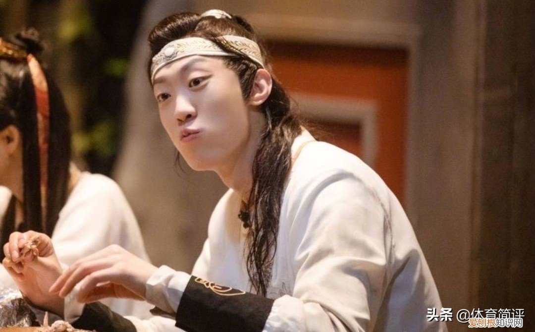 张国伟为什么被退队(宣布复出的张国伟，为何不重返国家队，反而要自己花钱聘请团